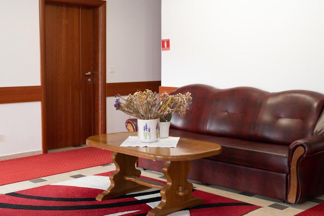 Hotel Mirni Kutak Otočac Екстериор снимка