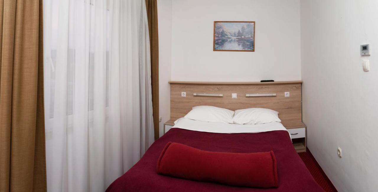 Hotel Mirni Kutak Otočac Екстериор снимка