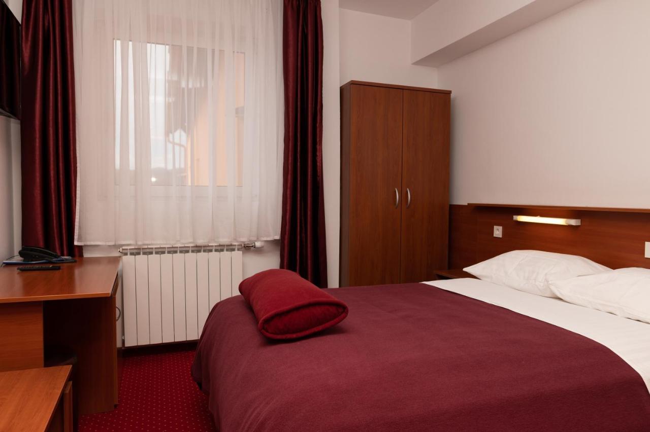 Hotel Mirni Kutak Otočac Екстериор снимка