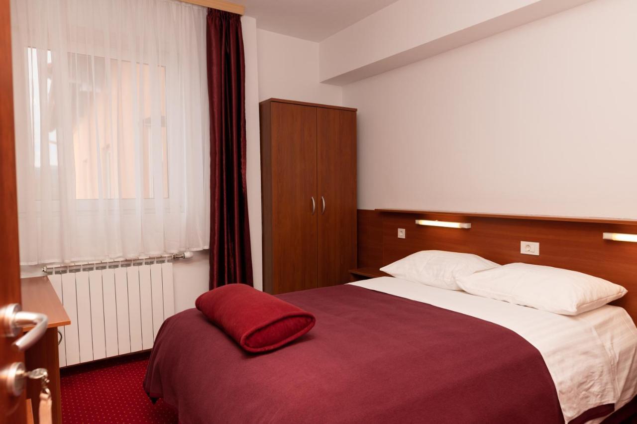 Hotel Mirni Kutak Otočac Екстериор снимка