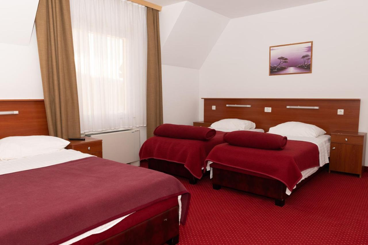 Hotel Mirni Kutak Otočac Екстериор снимка