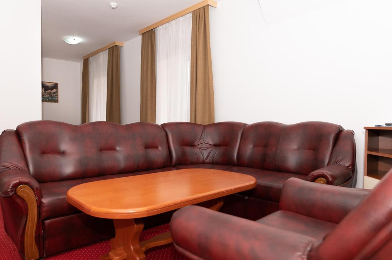 Hotel Mirni Kutak Otočac Екстериор снимка