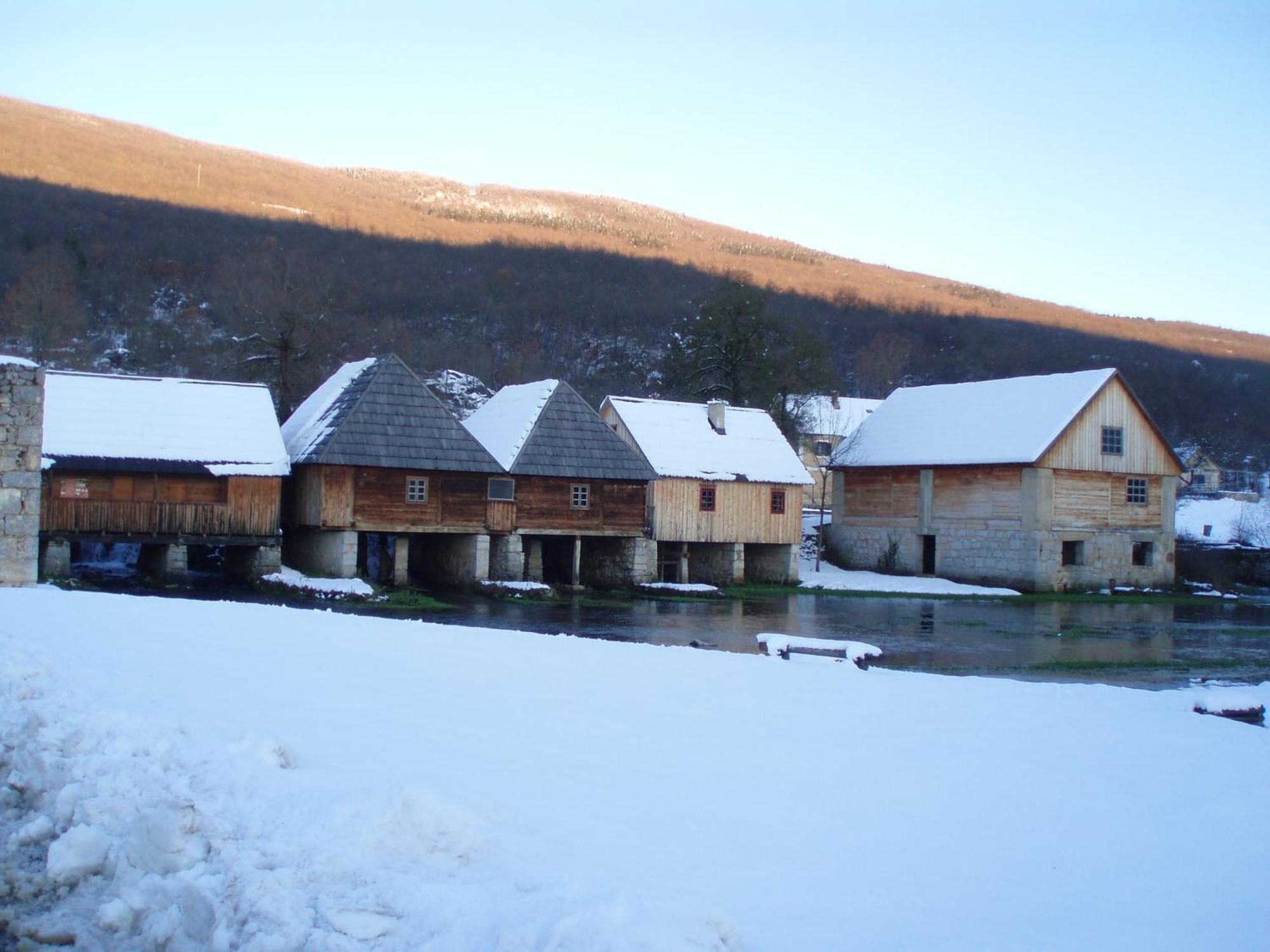 Hotel Mirni Kutak Otočac Екстериор снимка
