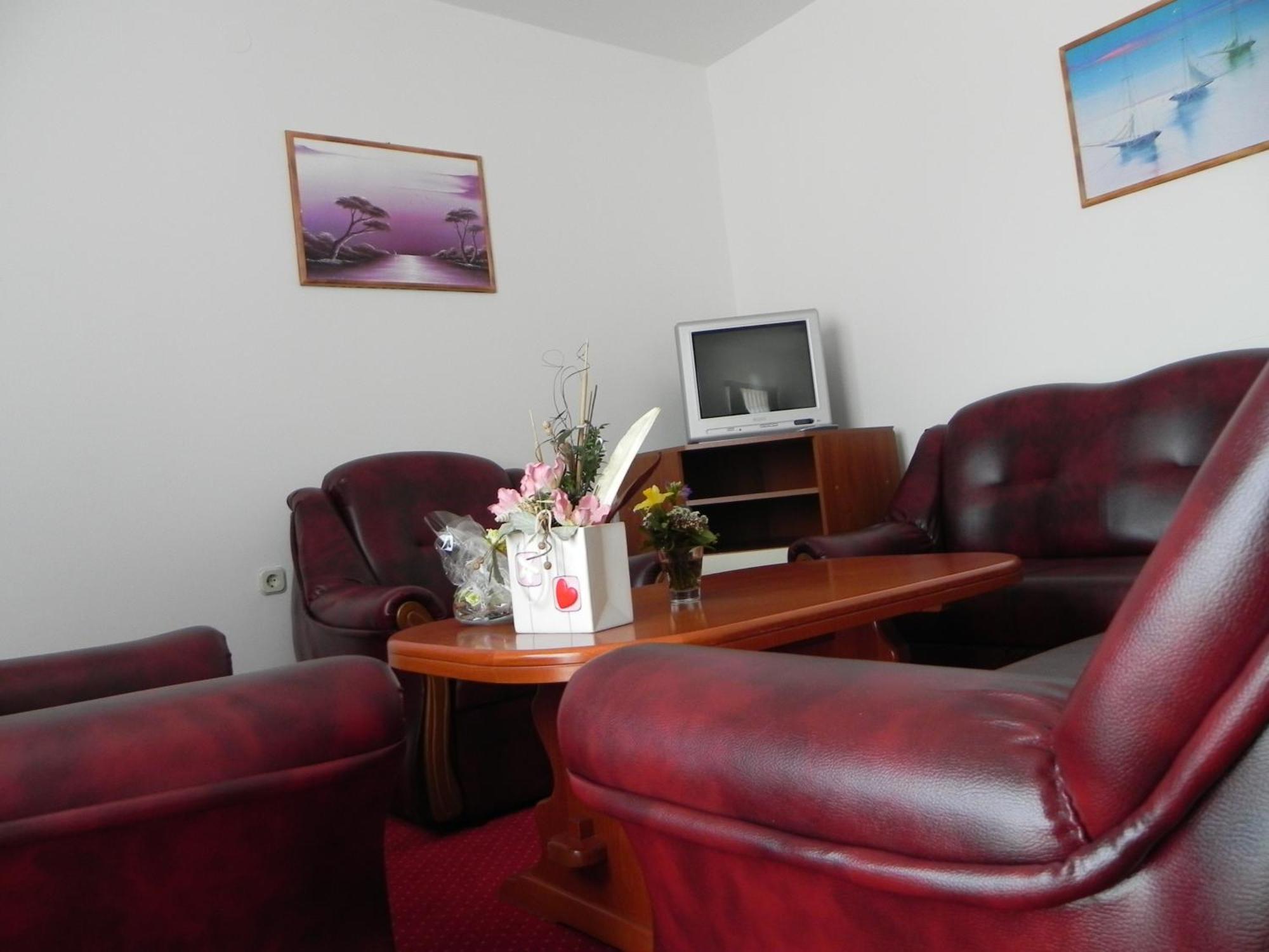 Hotel Mirni Kutak Otočac Екстериор снимка