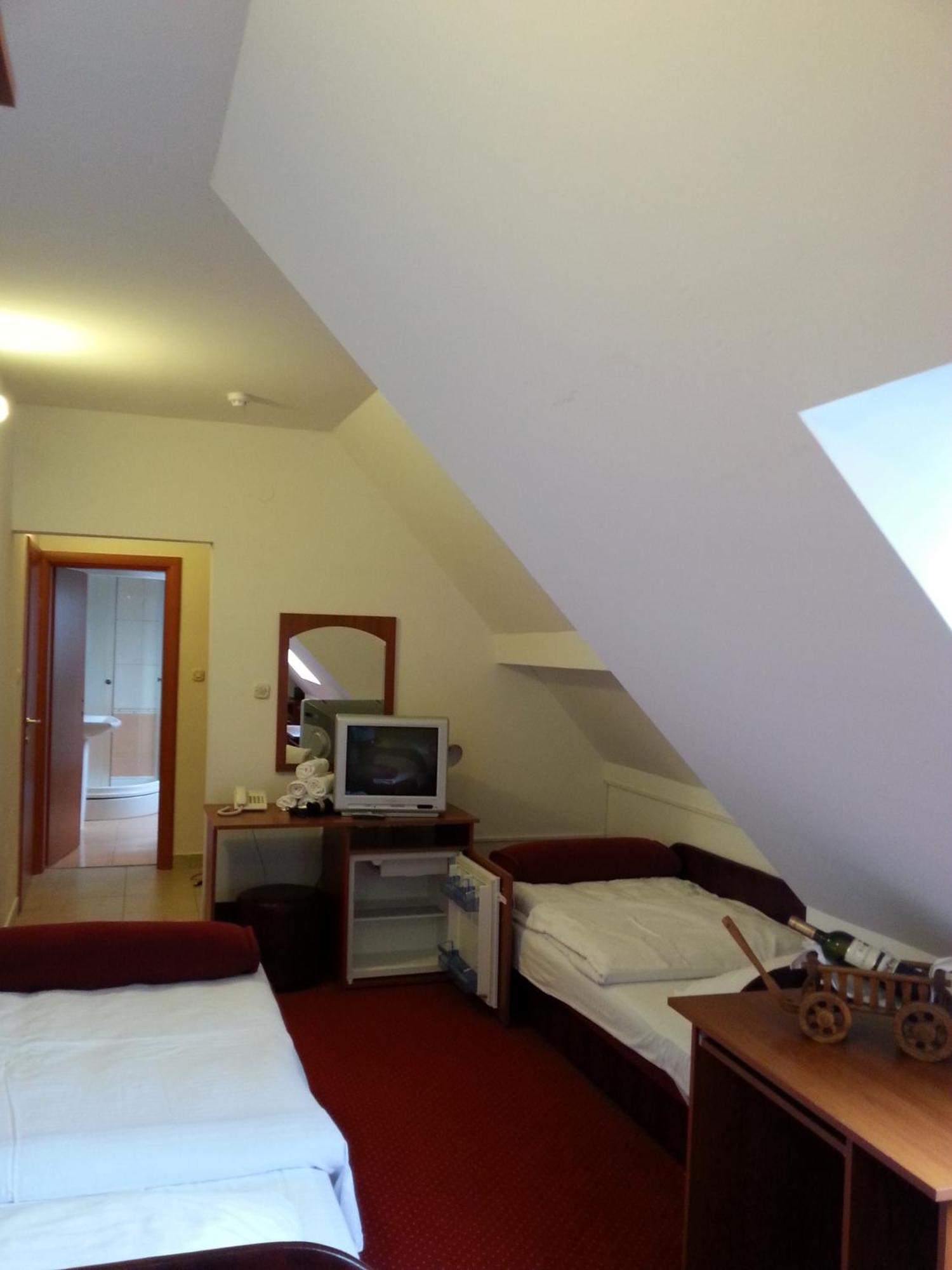 Hotel Mirni Kutak Otočac Стая снимка