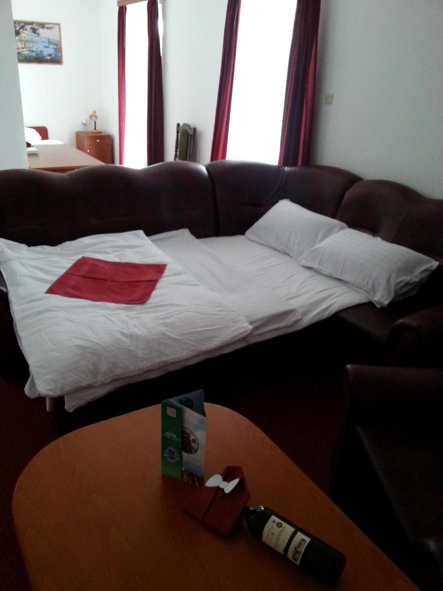 Hotel Mirni Kutak Otočac Стая снимка