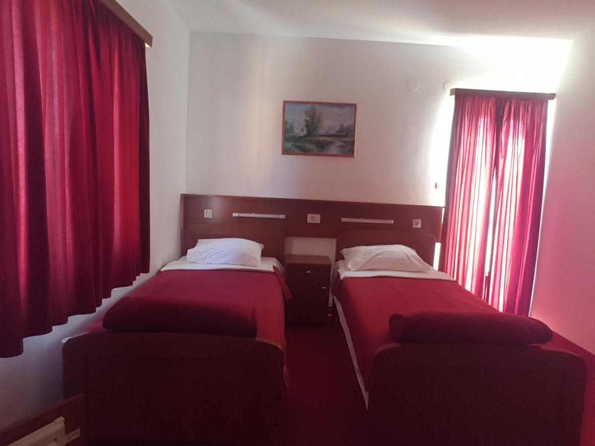 Hotel Mirni Kutak Otočac Екстериор снимка
