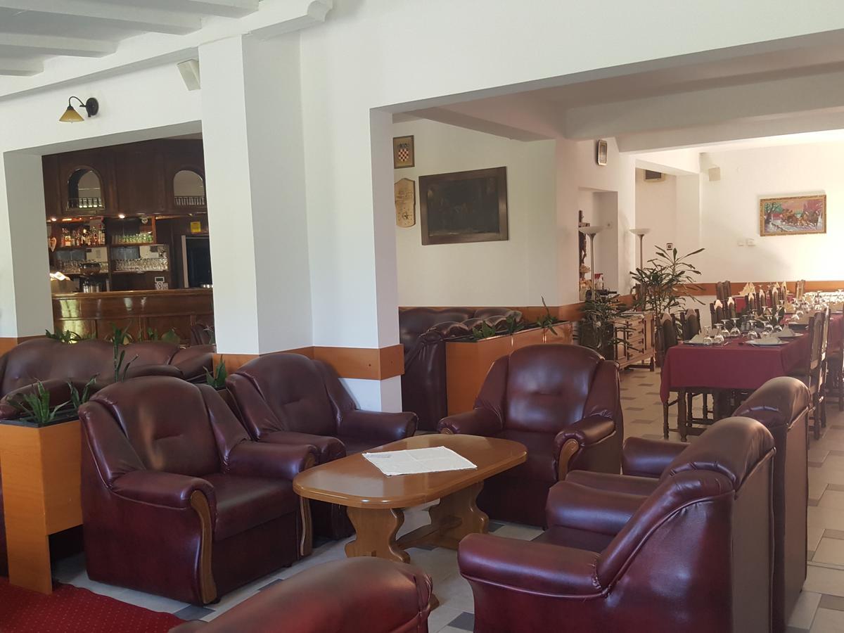 Hotel Mirni Kutak Otočac Екстериор снимка