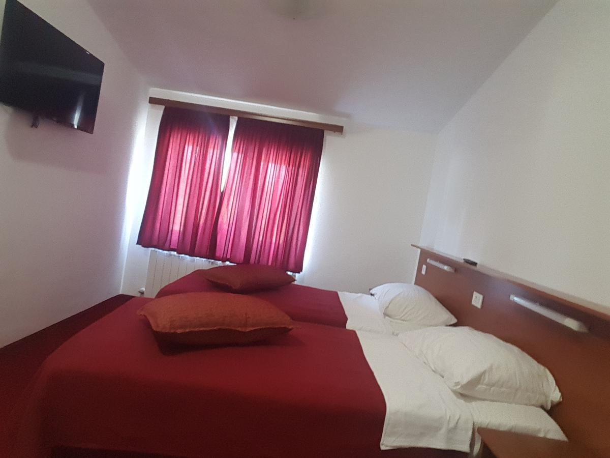 Hotel Mirni Kutak Otočac Екстериор снимка