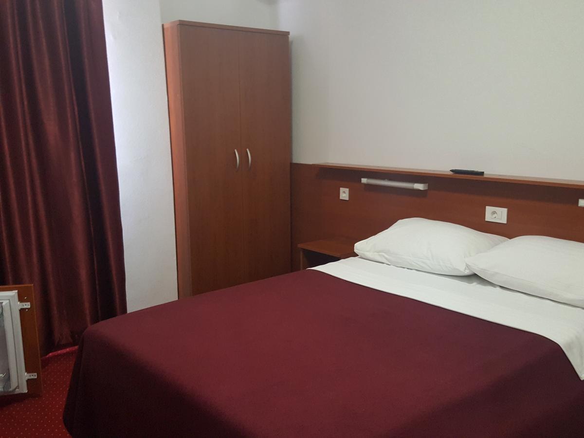 Hotel Mirni Kutak Otočac Екстериор снимка