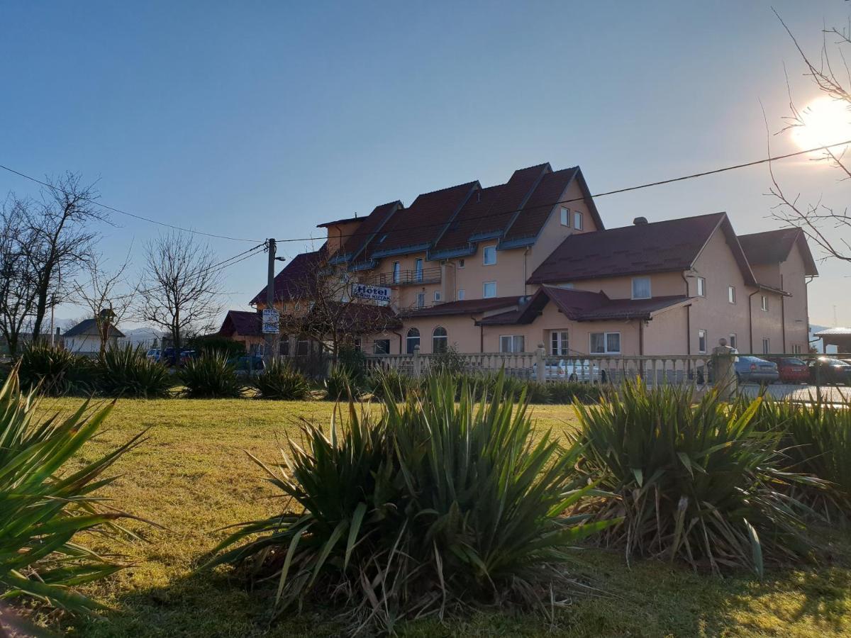 Hotel Mirni Kutak Otočac Екстериор снимка