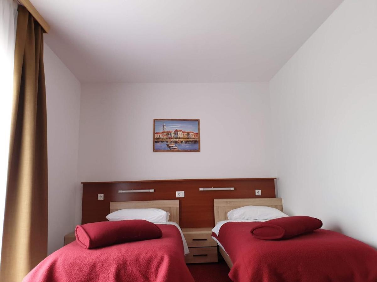 Hotel Mirni Kutak Otočac Екстериор снимка