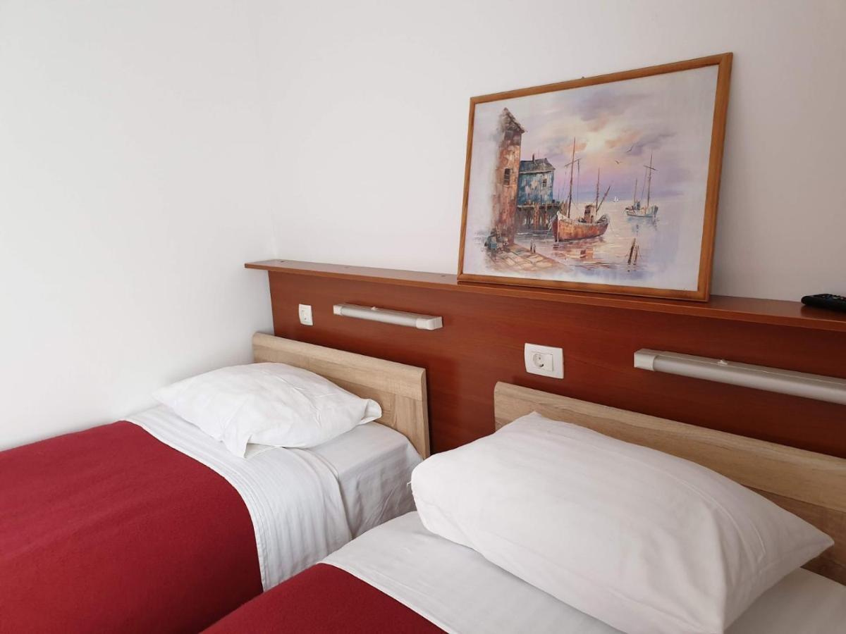 Hotel Mirni Kutak Otočac Екстериор снимка