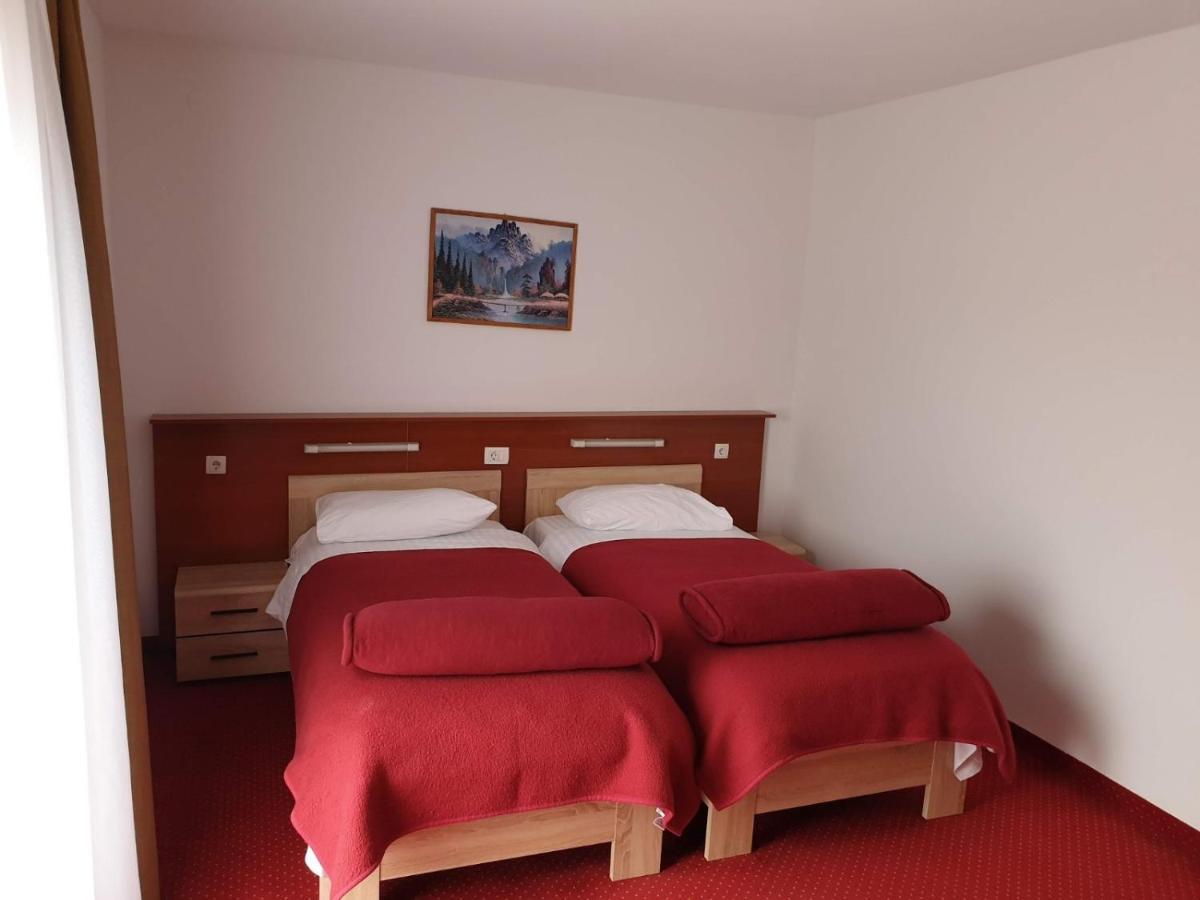 Hotel Mirni Kutak Otočac Екстериор снимка