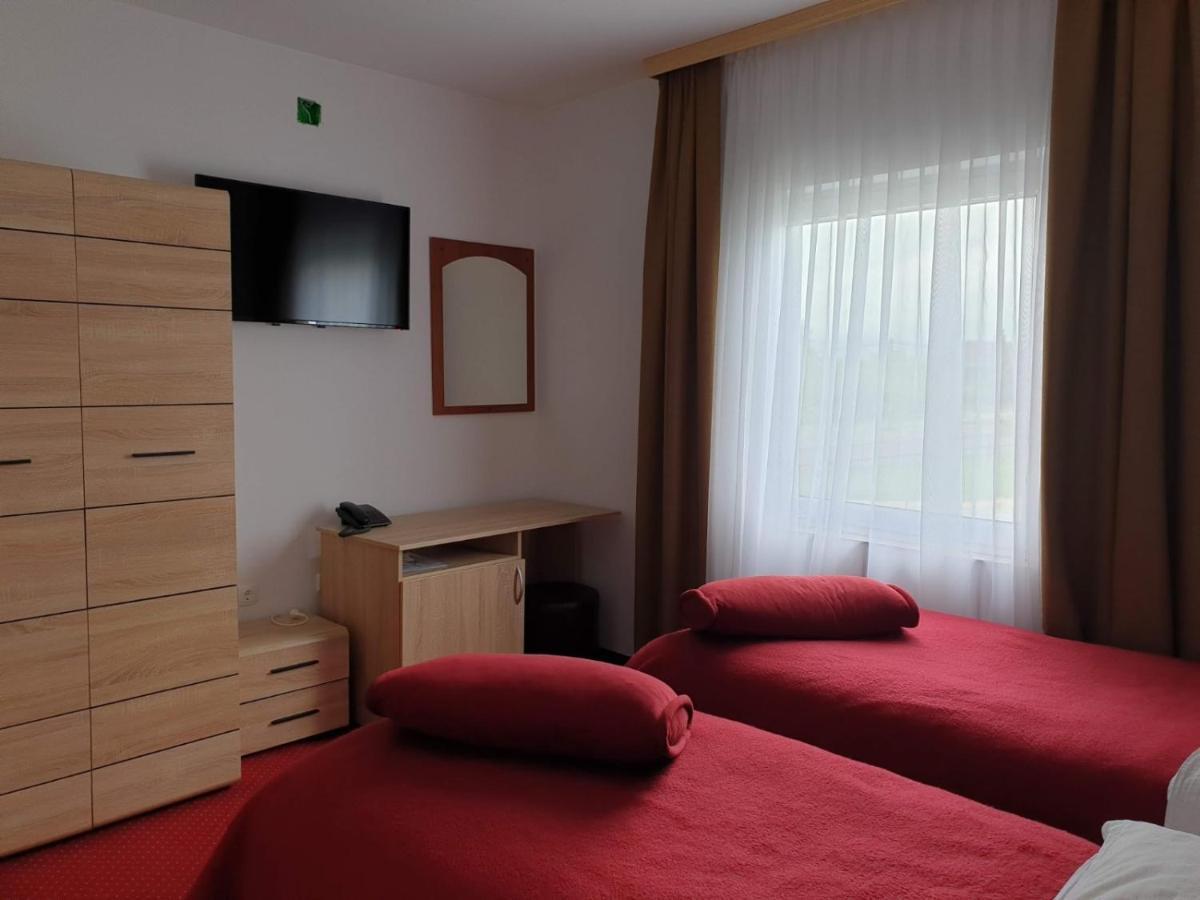 Hotel Mirni Kutak Otočac Екстериор снимка