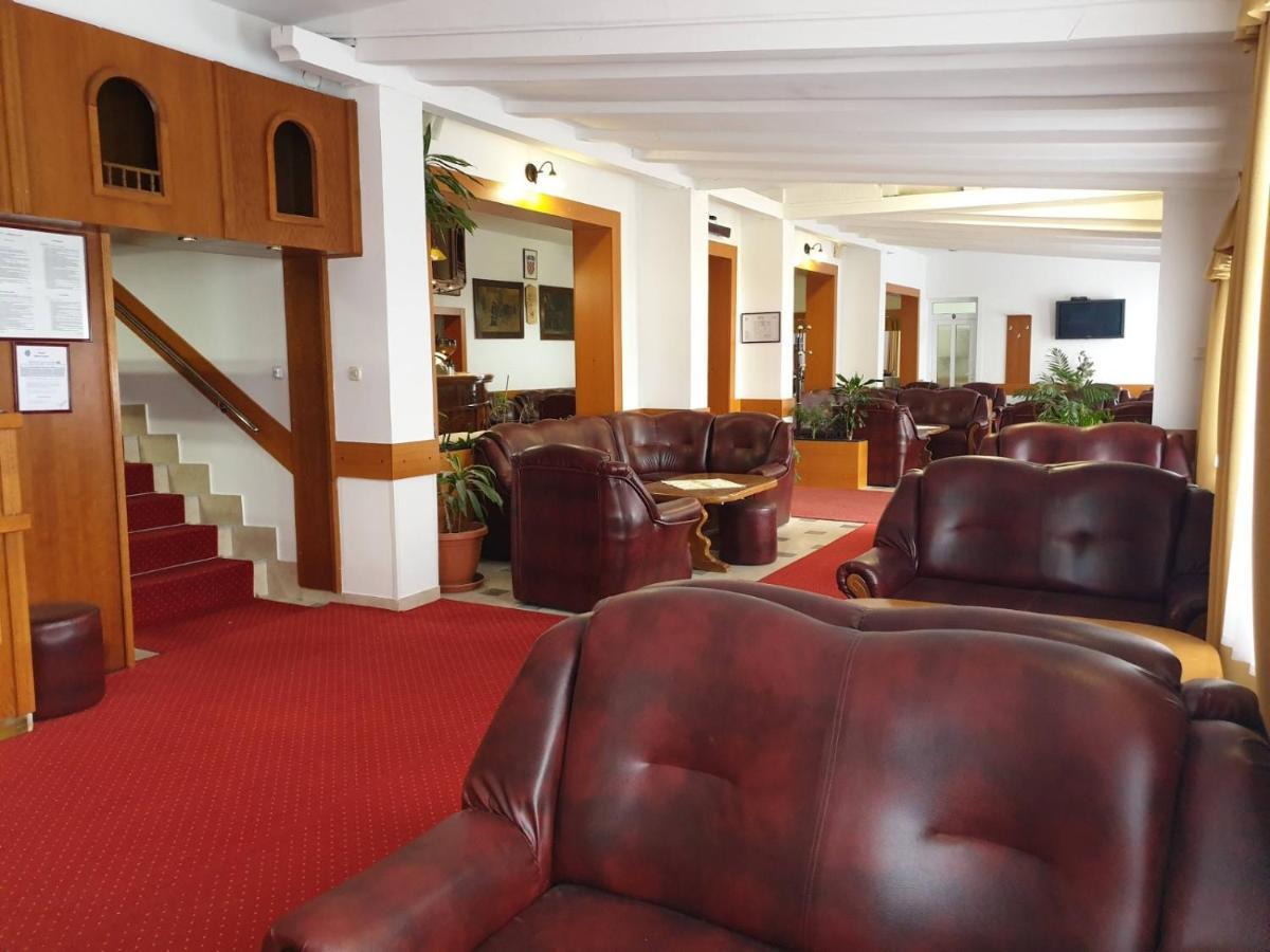 Hotel Mirni Kutak Otočac Екстериор снимка