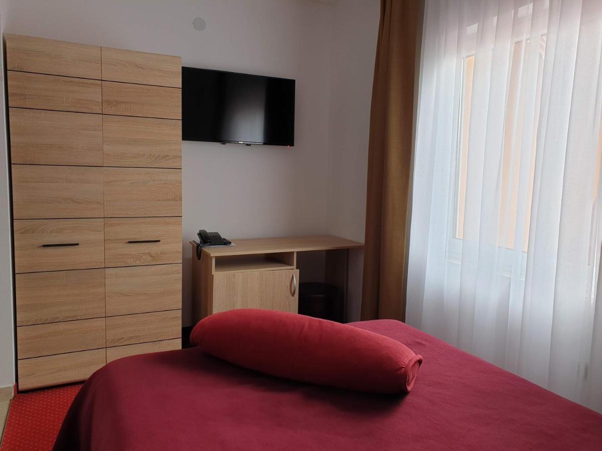 Hotel Mirni Kutak Otočac Екстериор снимка